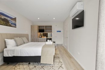 Accessible Deluxe Room with Super King bed