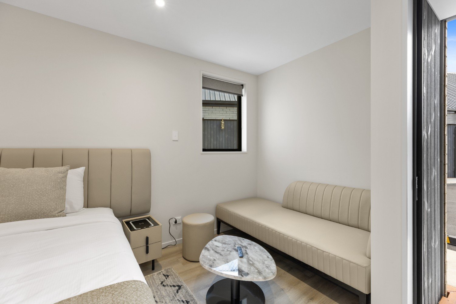 Superior Interconnected – With Sofa — photo 2