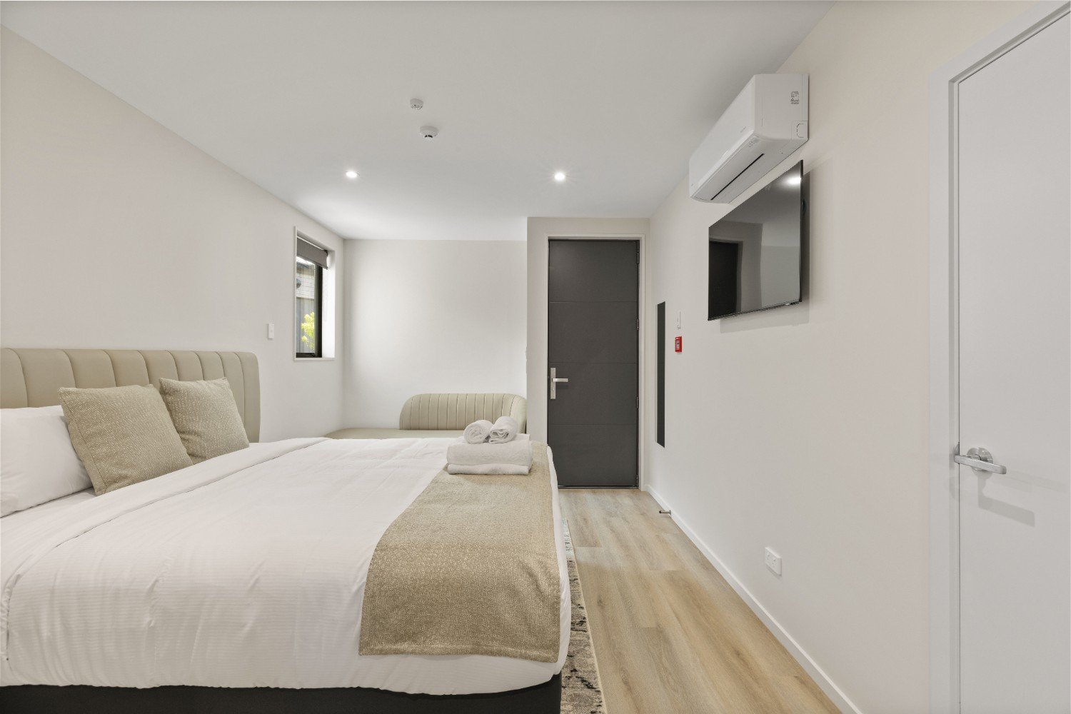Superior Interconnected – With Sofa — photo 4